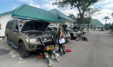 Kasrem 061/SK Tinjau Langsung Perawatan Kendaraan Dinas Korem 061/SK