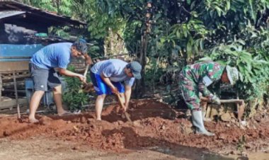 BABINSA KORAMIL 2203/WARUNGKIARA LAKSANAKAN KARYA BAKTI BERSAMA WARGA DESA HEGARMANAH