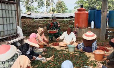 BABINSA KORAMIL 2208/NYALINDUNG LAKSANAKAN GIAT KOMSOS DI KAMPUNG HAWUR