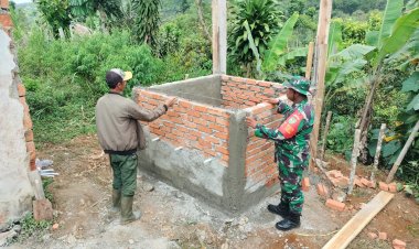 Babinsa Koramil 2209/Lengkong Monitoring Karya Bakti Pembangunan Bak Penampungan dan Tandon Air