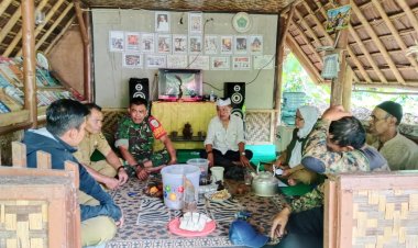 Babinsa Koramil 2201/Cisolok Laksanakan Komsos dan Monitoring Wilayah di Desa Gunung Tanjung