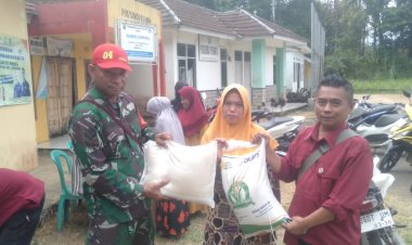 KORAMIL 2204 CIKIDANG BERSAMA PEMDES SAMPORA SALURKAN BANTUAN BERAS UNTUK WARGA