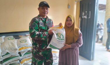 Babinsa Koramil 2210/Pabuaran Dampingi Penyaluran Bansos Beras di Desa Cibadak