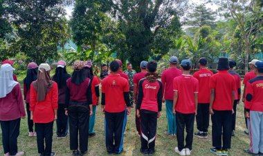 Babinsa Koramil 2204/Cikidang Latih Paskibraka SMAN 1 Cikidang Jelang HUT RI ke-80