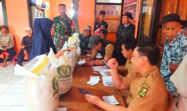 Babinsa Koramil 2211/Sagaranten Laksanakan Monitoring Penyaluran Bansos Pangan di Desa Cimenteng