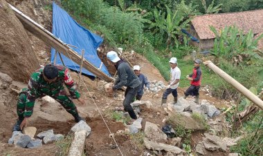 Babinsa Koramil 2206/Parakansalak Laksanakan Kegiatan Pembuatan TPT di Desa Sukakersa