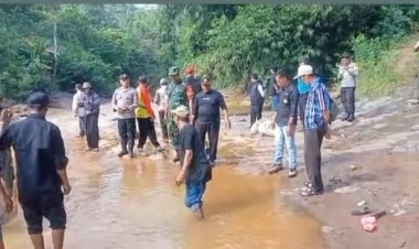 Babinsa Koramil 2215/Ciemas Bersama Lintas Sektor Lepas Bibit Ikan Nila di Sungai Cimarinjung
