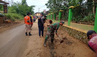 Babinsa Koramil 2213/Jampangkulon Gelar Kegiatan Bakti Bersama Warga Desa Sukaluyu