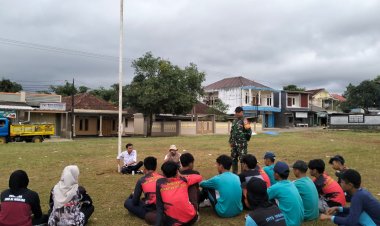 Babinsa Koramil 2210/Pabuaran Latih Paskibraka di Kecamatan Pabuaran
