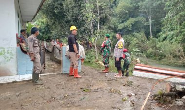 Babinsa Koramil 2212/Tegalbuleud Bersama Forkopimcam Laksanakan Pengecekan Kerusakan Fasilitas dan Pemeriksaan Kesehatan Pengungsi di Desa Rambay