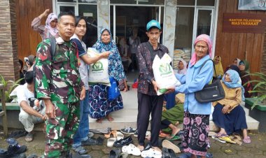 Babinsa Koramil 2211/Sagaranten Monitoring Penyaluran Bansos Pangan di Desa Mekartani