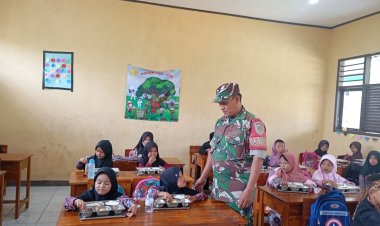 BABINSA KORAMIL 2212/TEGALBULEUD SERMA WARTONO KAWAL PENYALURAN 3.778 PORSI MAKANAN BERGIZI UNTUK ANAK SEKOLAH