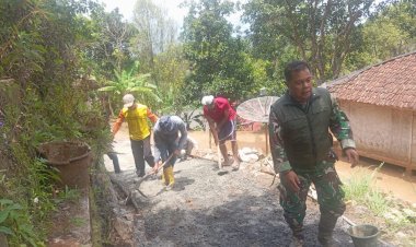 Babinsa Koramil 2201/Cisolok LAKSANAKAN KARYA BAKTI PEMBANGUNAN JALAN BERSAMA WARGA