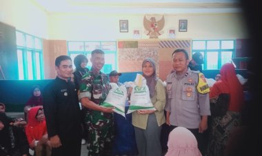 Babinsa Koramil 2215/Ciemas Dampingi Pendistribusian BPNT di Desa Ciwaru