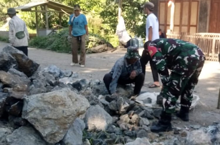 Babinsa Koramil 2212/Tegalbuleud Laksanakan Karya Bhakti Perbaikan Jalan Bersama Warga
