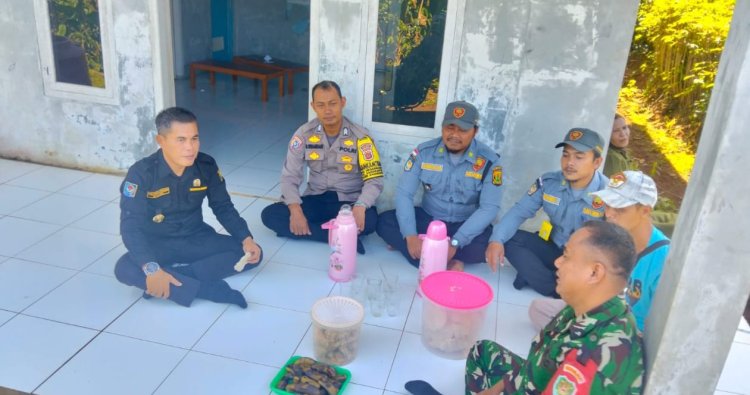 Babinsa Koramil 2211/Sagaranten Jalin Komsos Bersama Kades dan Linmas Desa Hegarmanah