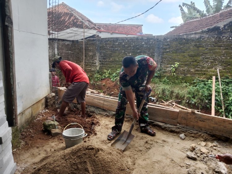 Babinsa Koramil 2214/Surade Laksanakan Kerja Bakti Bersama Warga di Desa Banyumurni