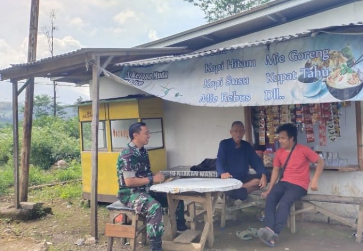 Babinsa Koramil 2206/Parakansalak Laksanakan Komsos Bersama Warga Desa Lebaksari