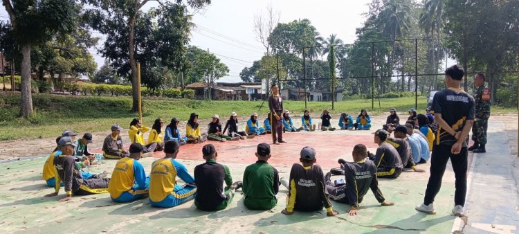 Babinsa Koramil 2205/Kalapanunggal Latih Paskibra Tingkat Kecamatan