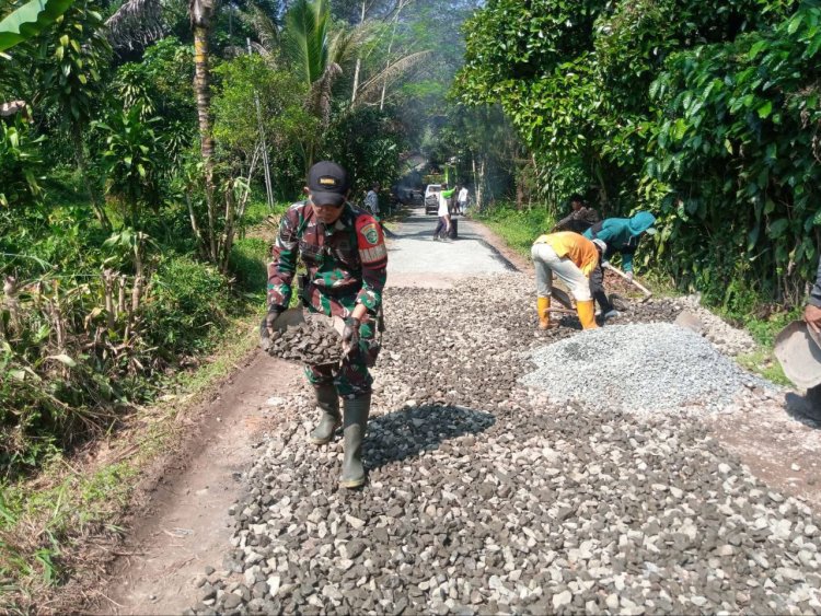 Babinsa Koramil 2208/Nyalindung Laksanakan Karya Bakti Pengaspalan Jalan di Desa Buniwangi