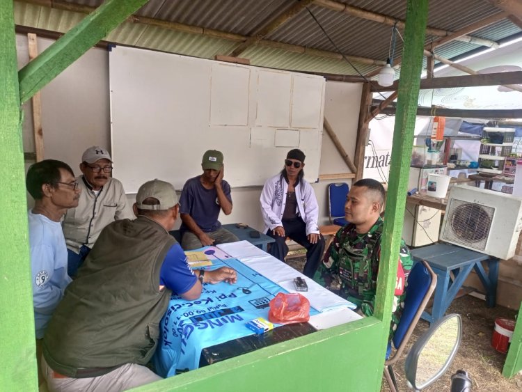 Babinsa Koramil 2201/Cisolok Laksanakan Komsos dan Monitoring Wilayah