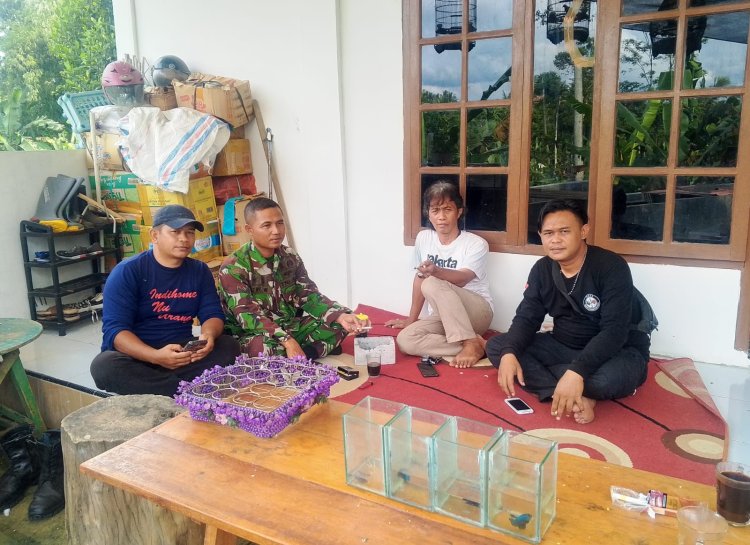 BABINSA KORAMIL 2205/KALAPANUNGGAL LAKSANAKAN KOMSOS BERSAMA TOKOH MASYARAKAT DI DESA PALASARI GIRANG