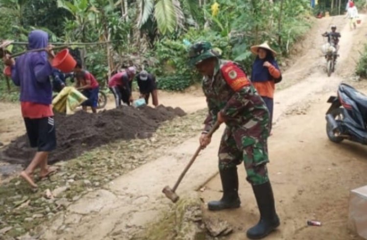 BABINSA KORAMIL 2206/PARAKANSALAK LAKSANAKAN KEGIATAN BHAKTI PERBAIKAN JALAN DI DESA PARAKANSALAK