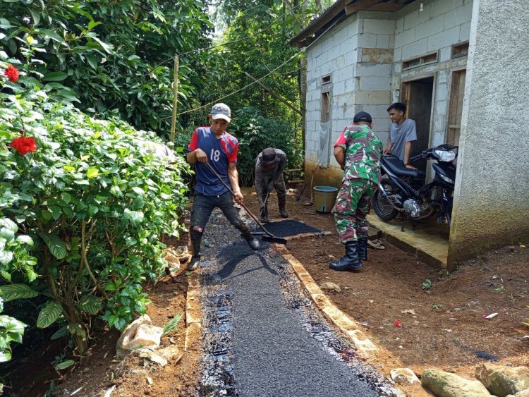 Babinsa Koramil 2205/Kalapanunggal Laksanakan Karya Bhakti Hotmix Jalan Bersama Warga