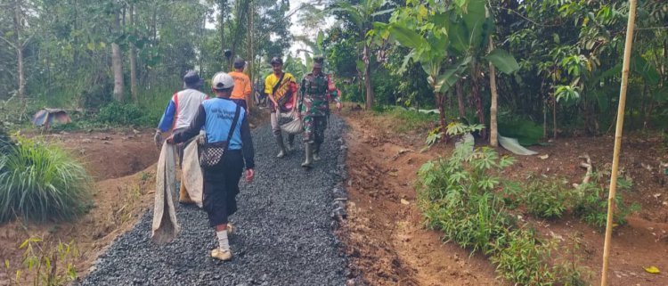 BABINSA KORAMIL 2211/SAGARANTEN LAKSANAKAN KARYA BHAKTI PENGASPALAN JALAN LINGKUNGAN
