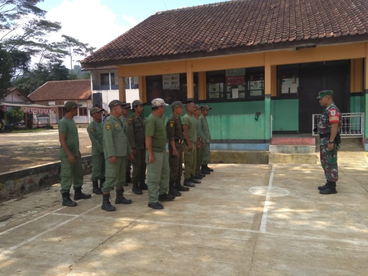 BABINSA KORAMIL 2208/NYALINDUNG LAKSANAKAN PEMBINAAN ANGGOTA LINMAS DI DESA BOJONG KALONG