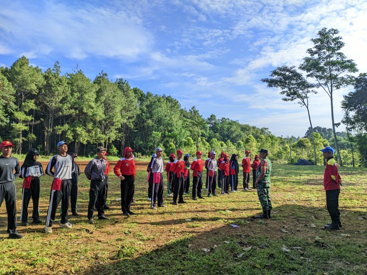 Babinsa Koramil 2214/Surade Laksanakan Monitoring Pelatihan Paskibra di Kecamatan Waluran