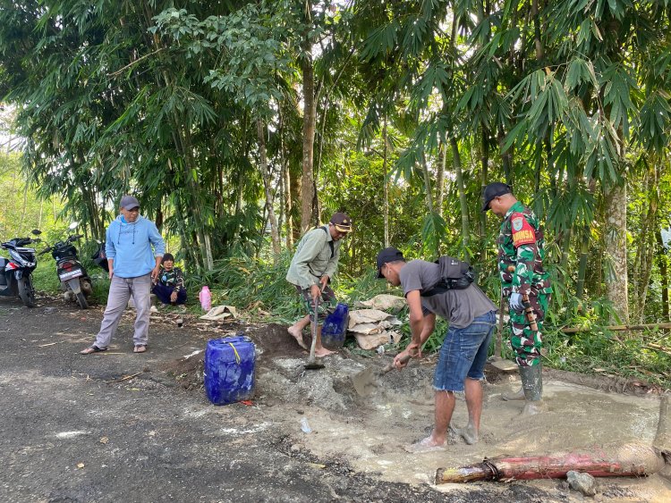 BABINSA KORAMIL 2210/PABUARAN GELAR KARYA BAKTI BERSAMA WARGA DI KP SINDANGRAJA