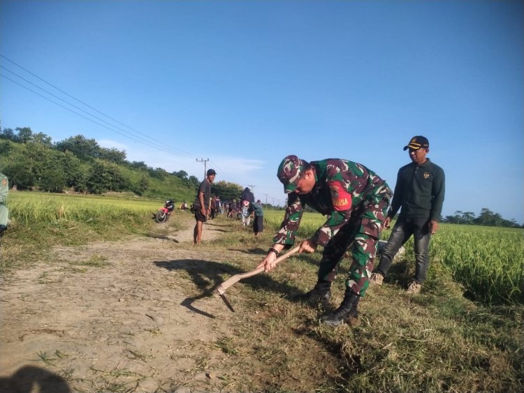 Babinsa Koramil 2215/Ciemas Laksanakan Karya Bhakti Bersama Warga