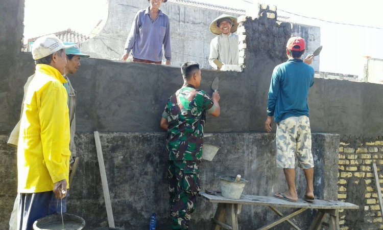 Babinsa Koramil 2212/Tegalbuleud Laksanakan Karya Bhakti Perbaikan Masjid