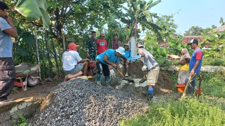 BABINSA KORAMIL 2201/CISOLOK LAKSANAKAN KARYA BAKTI RAMPAT BETON BERSAMA WARGA