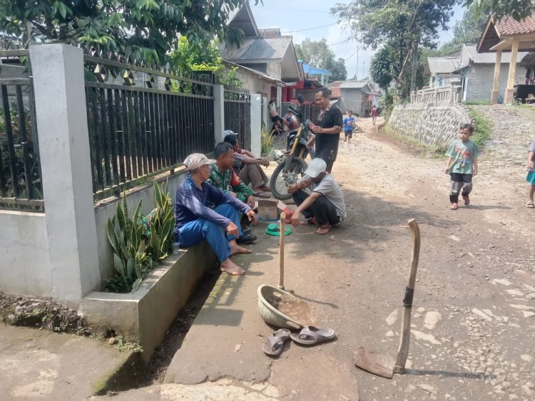 BABINSA KORAMIL 2204/CIKIDANG LAKSANAKAN KEGIATAN BHAKTI BERSAMA WARGA DI DESA SAMPORA