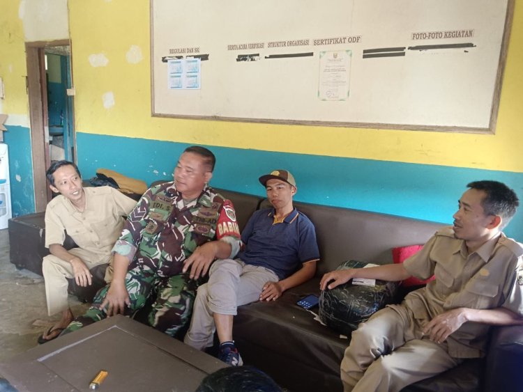 Babinsa Koramil 2207/Jampangtengah Laksanakan Komsos dengan Staf Desa Cimerang