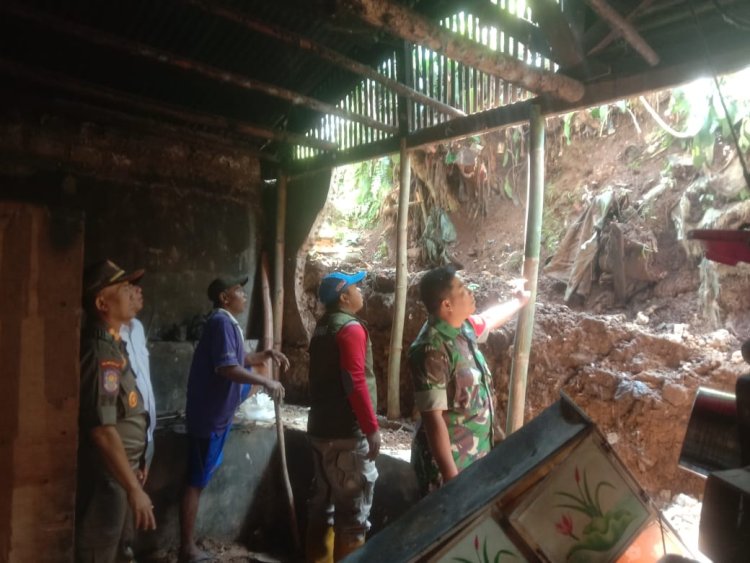 Pemantauan Bencana Alam oleh Anggota Koramil 2206/Parakansalak di Wilayah Kecamatan Parakansalak