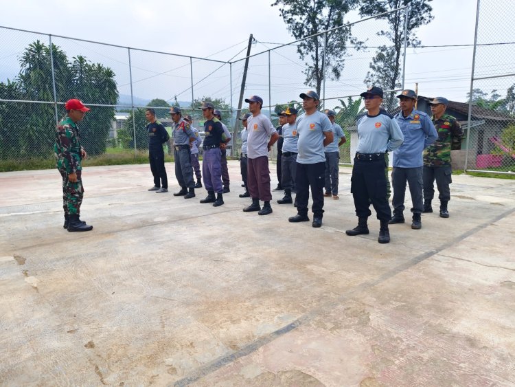 Babinsa Koramil 2206/Parakansalak Latih Linmas Jelang Lomba PBB HUT ke-63 Linmas