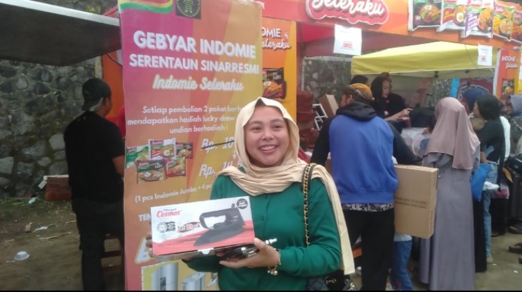 Serentaun Sinarresmi yang ke 446 Tradisi Budaya yang Meriah, Wisatawan Asal Bandung yang dapat Hadiah dari Sponsor Indomie.