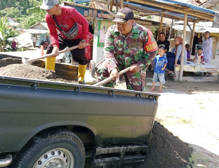 BABINSA KORAMIL 2202/PALABUHANRATU LAKSANAKAN BAKTI PERBAIKAN JALAN BERSAMA WARGA