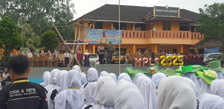 Babinsa Koramil 2208/Nyalindung Hadiri Upacara Bendera dan Pembukaan MPLS di SMAN 1 Nyalindung