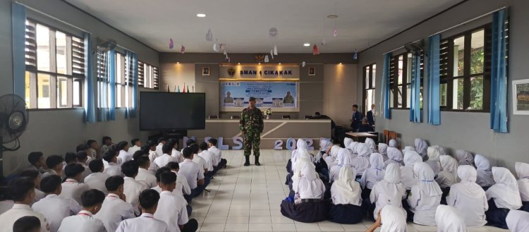 Babinsa Koramil 2201/Cisolok Berikan Materi Bela Negara pada Kegiatan MPLS di SMAN 1 Cikakak