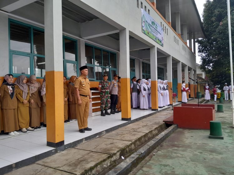 Babinsa Koramil 2206/Parakansalak Hadiri Pembukaan MPLS di SMAN 1 Parakansalak