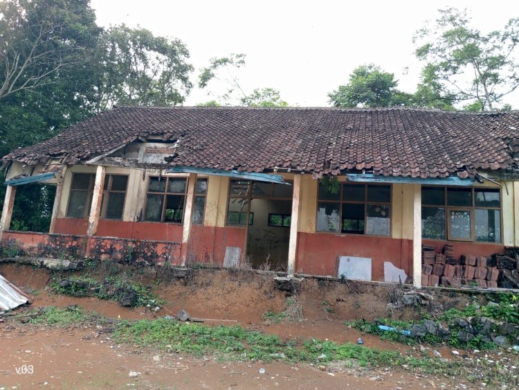 Krisis ruang belajar akibat ambruknya dua ruang kelas membuat proses pembelajaran terganggu