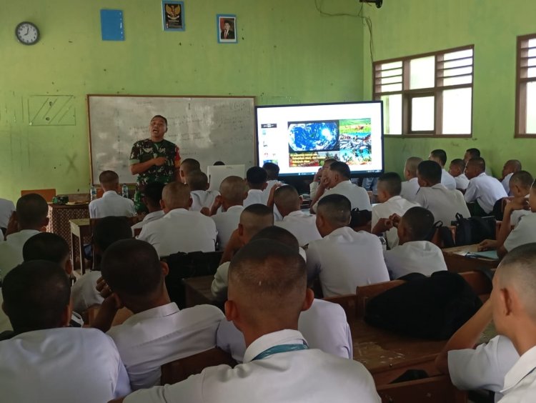 Babinsa Koramil 2212/Tegalbuleud Hadiri Kegiatan MPLS Hari Kedua di SMKN 1 Tegalbuleud
