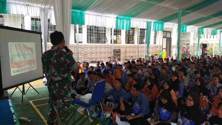 Babinsa Koramil 2206/Parakansalak Berikan Materi Wawasan Kebangsaan kepada Siswa MPLS SMAN 1 Parakansalak