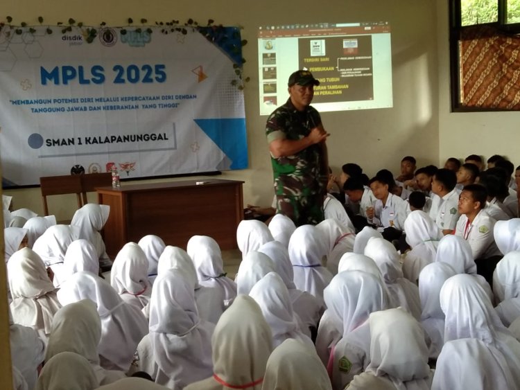 Danramil 2205/Kalapanunggal Berikan Materi Wawasan Kebangsaan dalam Kegiatan MPLS SMAN 1 Kalapanunggal