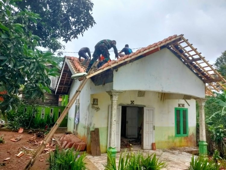 Babinsa Koramil 2209/Lengkong Gelar Karya Bakti Rehabilitasi Rumah Warga