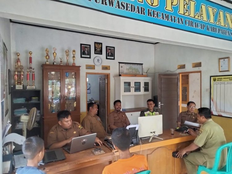 Babinsa Koramil 2214/Surade Laksanakan Komsos Bersama Staf Desa Mekarsakti